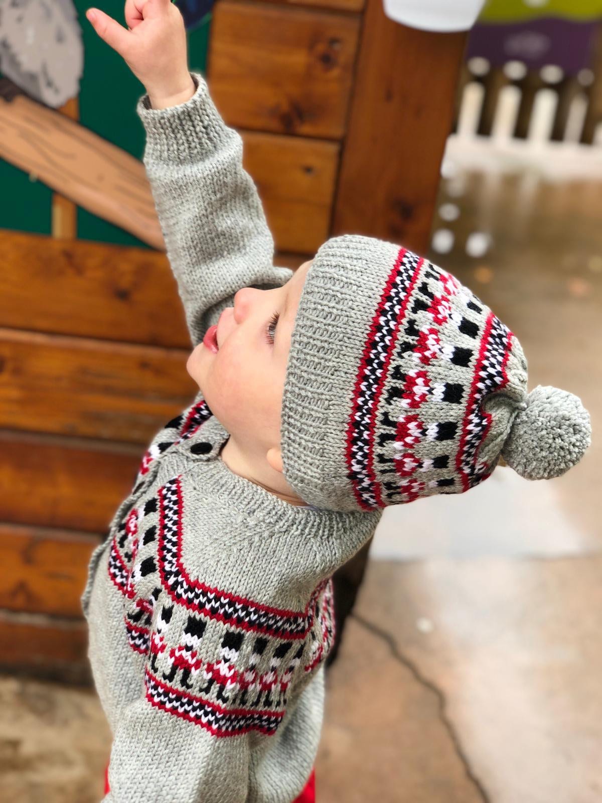 Kinder Bobble Hat - Jungen Soldier Fair Isle Beanie Hand Stricken Hut Blass Blau Baby Kleinkind Wollmütze 8 Größen 1-10 Jahre von Heartsandcoronets