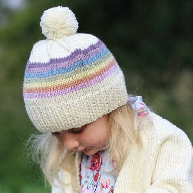 Kinder Creme Mit Pastell Regenbogen Streifen Bommelmütze - Handgestrickte Beanie Mützen Reine Merinowolle Kindermütze von Heartsandcoronets