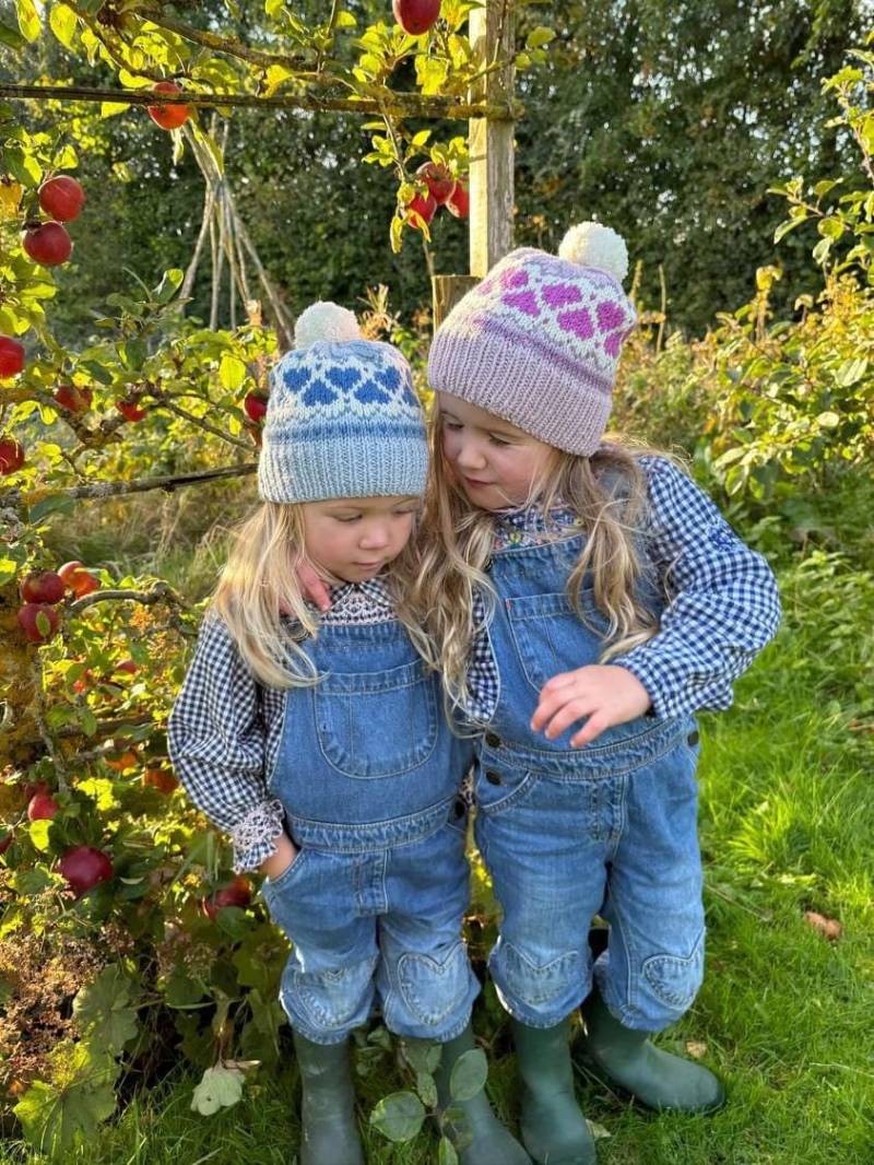 Kinder Herz Bobble Hat - Handgestrickte Mütze Mützen Reine Merinowolle Kindermütze 3 Farben Rosa Blau Beige Erhältlich Alle Größen Von 1 Bis von Heartsandcoronets