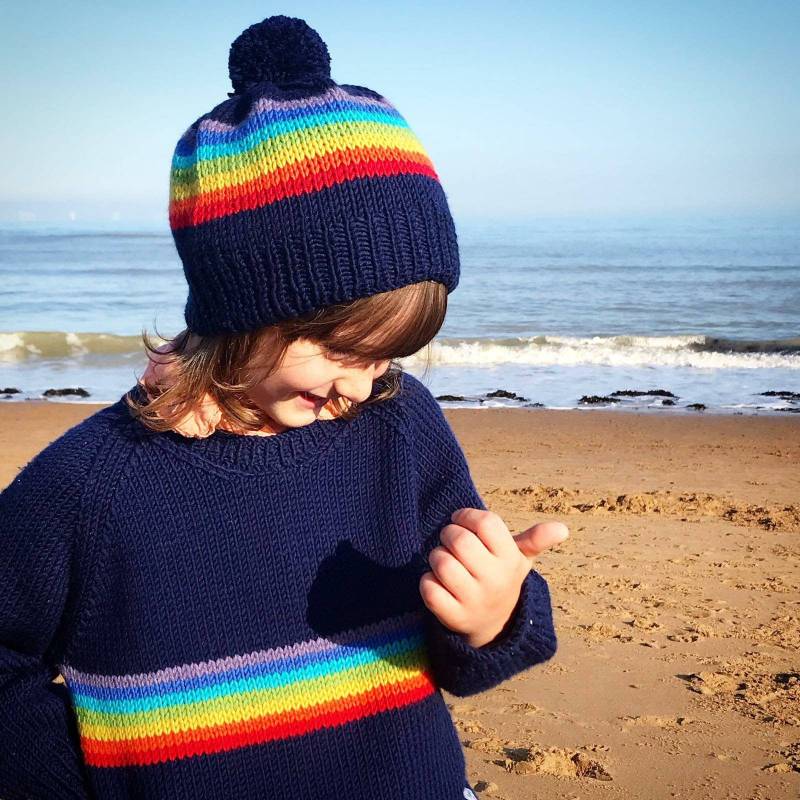 Kinder Regenbogen Streifen Bobble Hat - Handgestrickte Mütze Hüte Reine Merinowolle Kindermütze Erhältlich in Creme, Rot, Marine & Pink von Heartsandcoronets