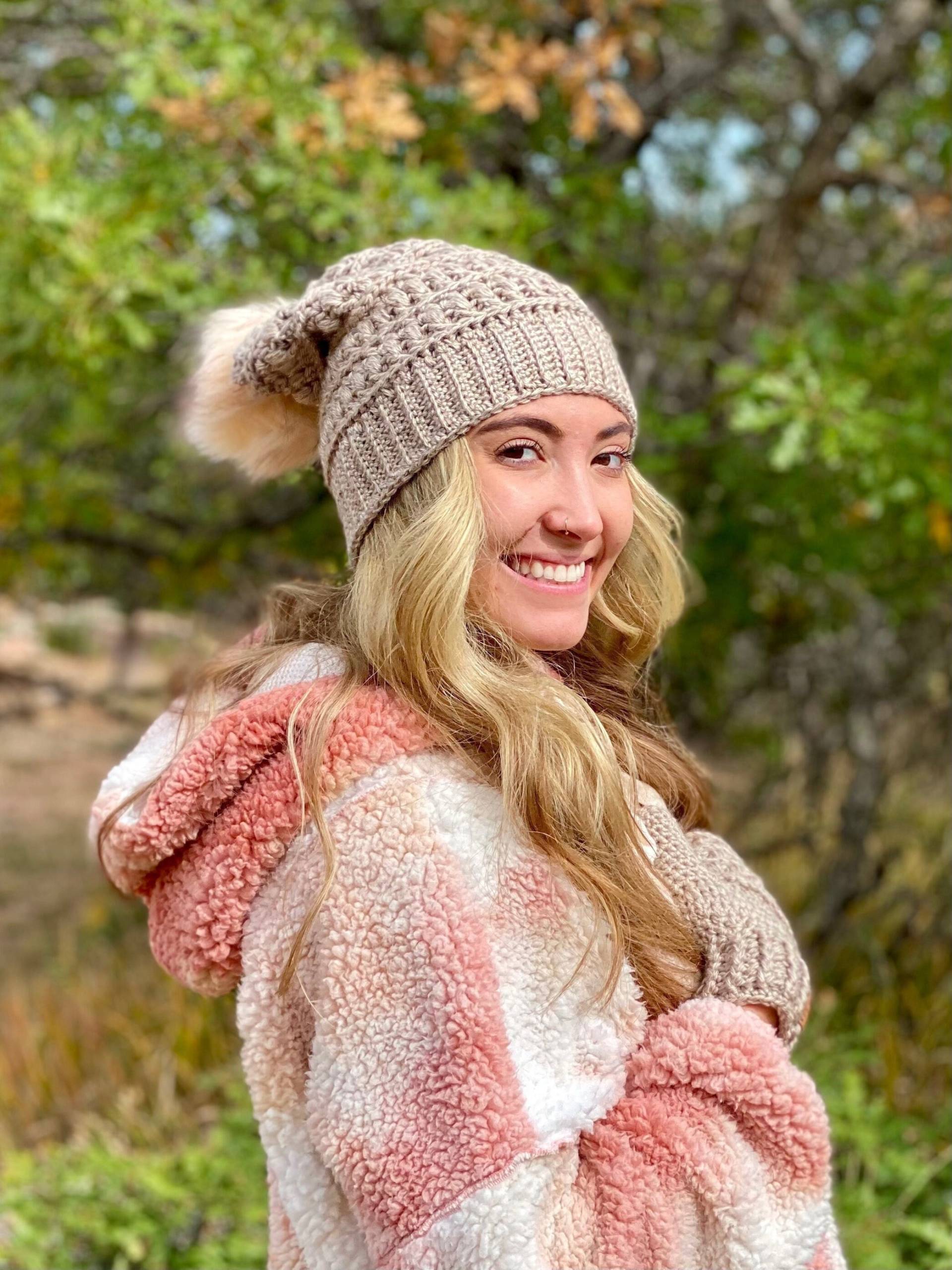 Gehäkelte Slouchy Wintermütze Mit Abnehmbarer Kunstpelz Pom - Mütze Frauen Beanie Bommel -Urlaubsgeschenk von HeartstringsCroShop