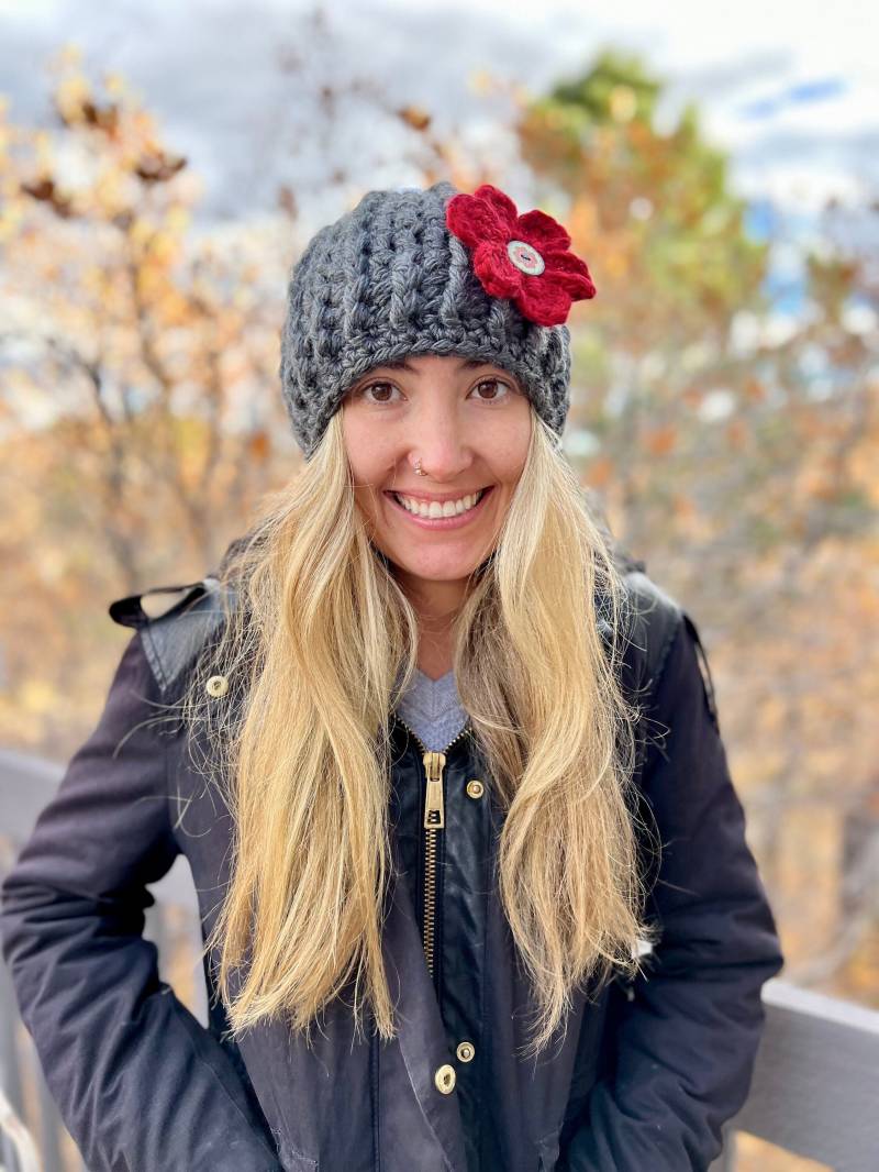 Gehäkelte Voluminöse Beanie Mit Blumenakzent - Damen Wintermütze von HeartstringsCroShop