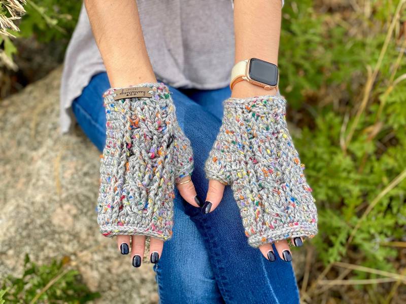 Gehäkelte Stulpen Mit Zopfmuster Weiche Fingerlose Handschuhe Aus Acryl von HeartstringsCroShop