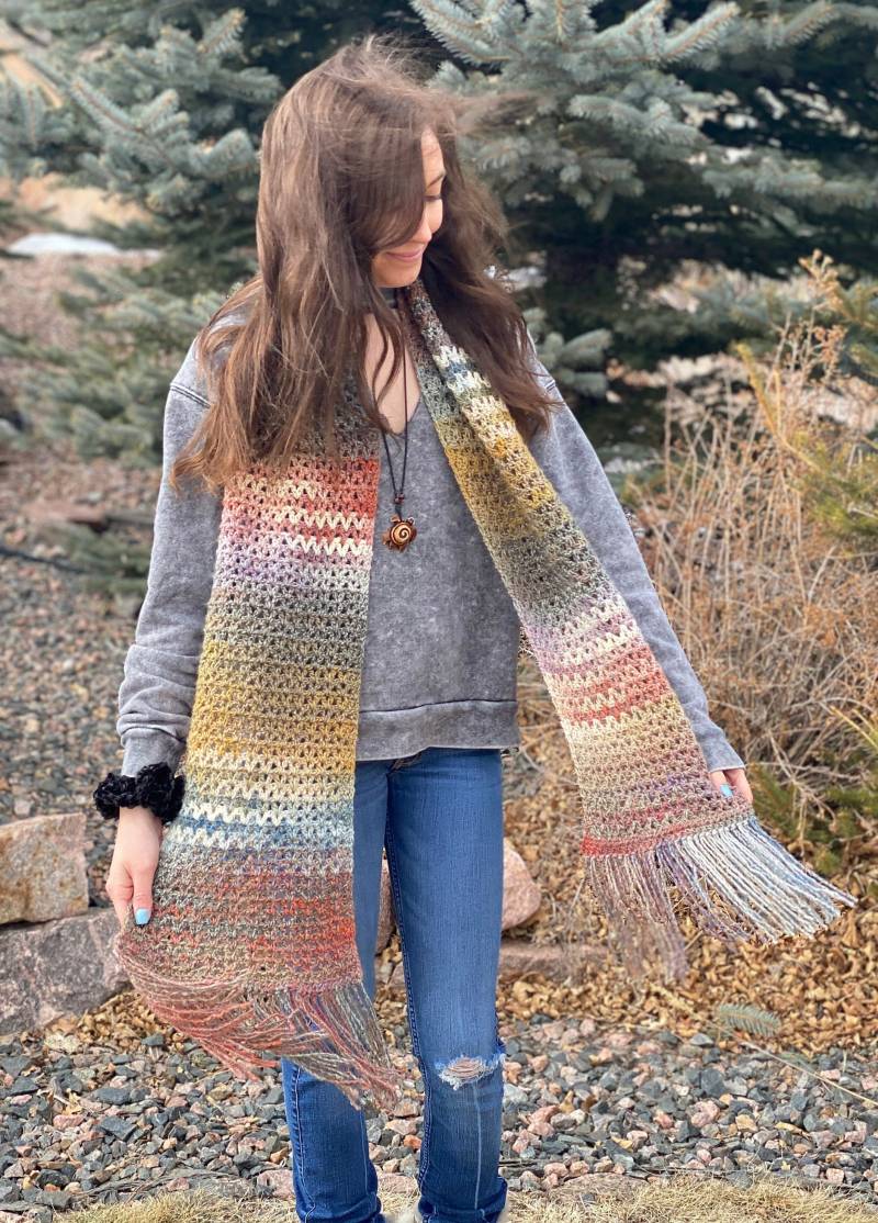 Gehäkelter Leichter Erdfarbener Schal Langes Acryl Boho Fransen-Accessoire von HeartstringsCroShop