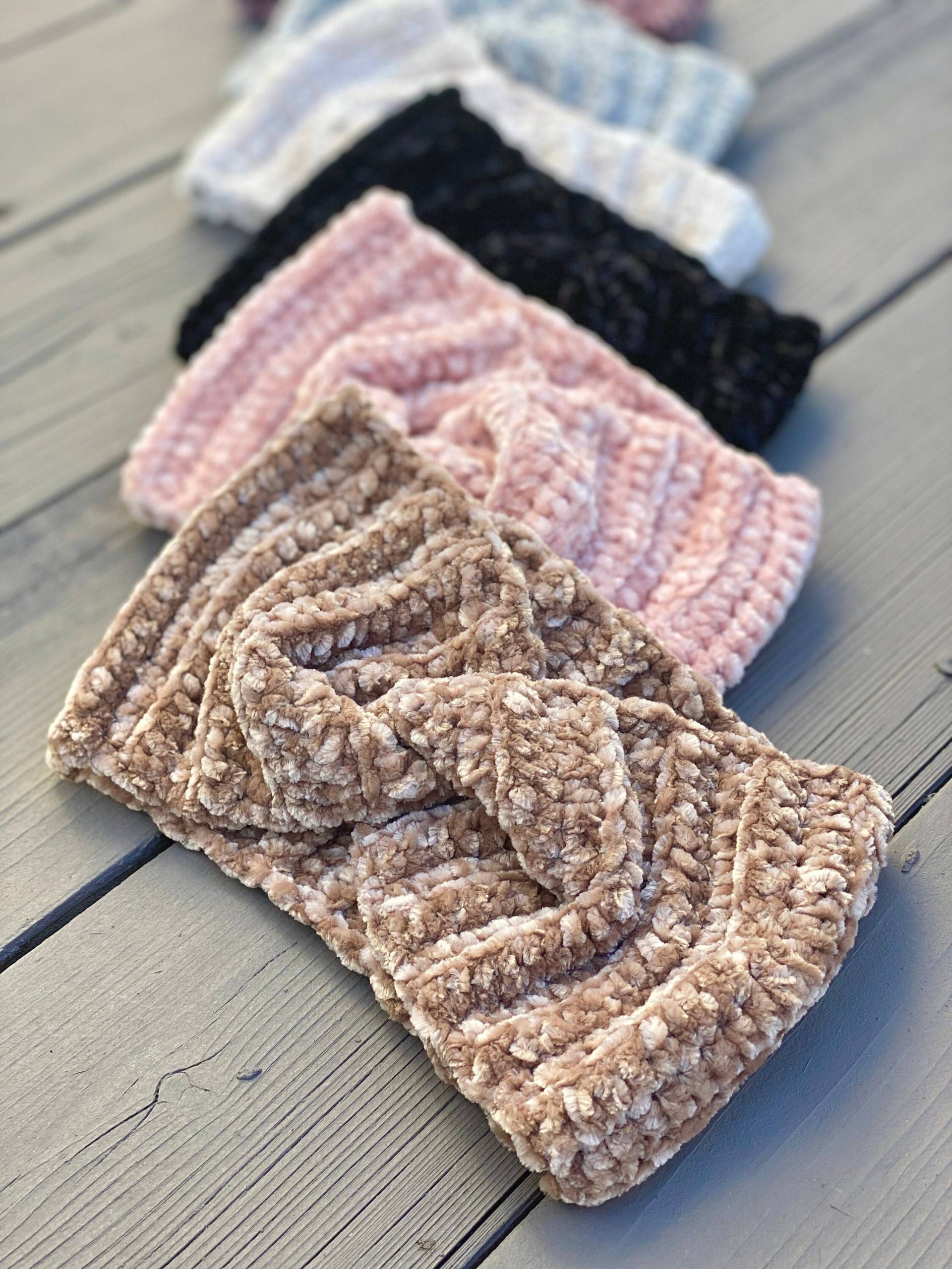 Twisted Ear Warmer - Damen Samtweiches Stirnband Gehäkeltes Winter Geschenkidee Für Sie Kleine von HeartstringsCroShop