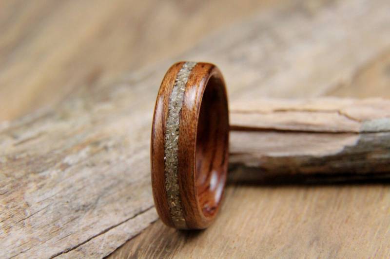 Bubinga Holz Ring Mit Silber Deutsche Glas Inlay Handarbeit Bentwood Bubinga Holz Ring Mit Silber Deutsche Glas Inlay Handarbeit Bentwood von HeartwoodRingDesigns