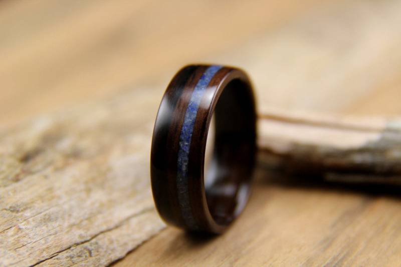 Ebenholz Ring Mit Lapis Lazuli Inlay Handgefertigter Bugholzring Ebenholz Ring Mit Lapis Lazuli Inlay Handgefertigter Bugholzring von HeartwoodRingDesigns
