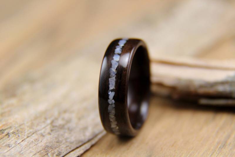 Ebenholz Ring Mit Perlmutt Inlay Handgefertigter Bugholzring Ebenholz Ring Mit Perlmutt Inlay Handgefertigter Bugholzring von HeartwoodRingDesigns