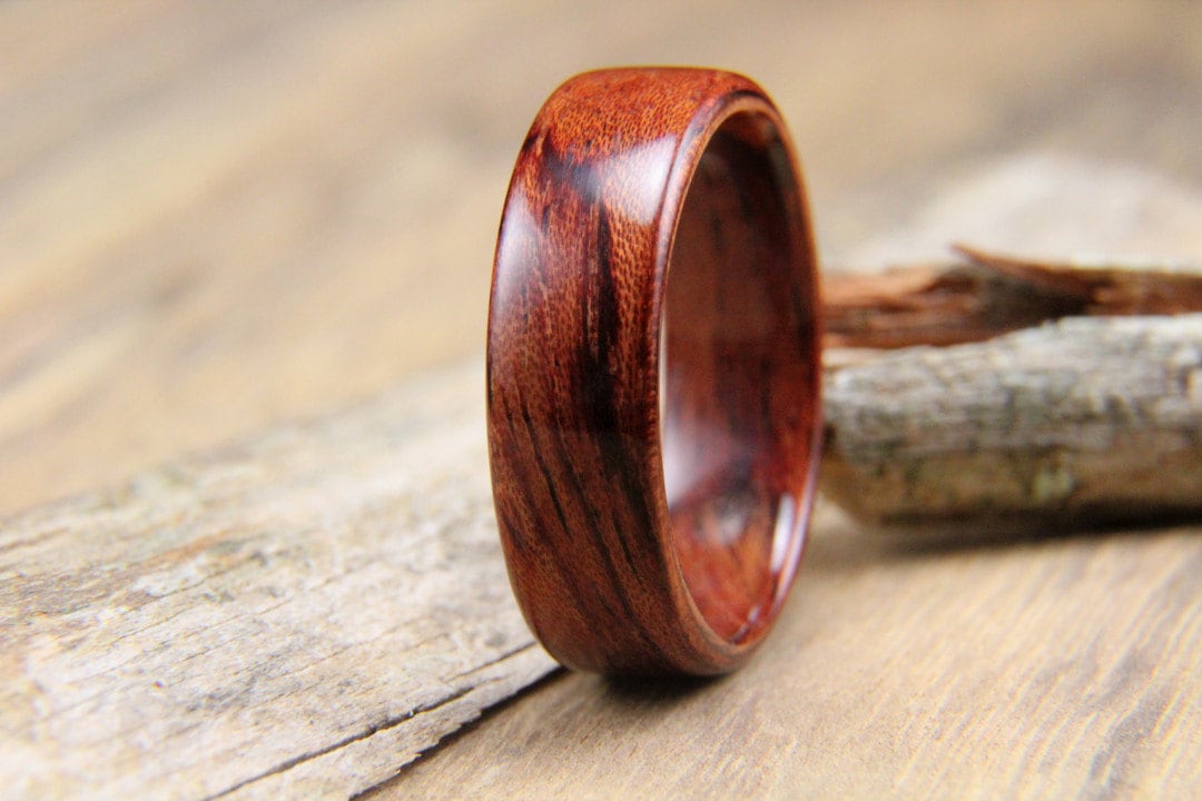 Handgefertigte Bubinga Bugholzring Wasserfall Maserung Holzring Handgefertigte Bubinga Bugholzring Wasserfall Maserung Holzring von HeartwoodRingDesigns