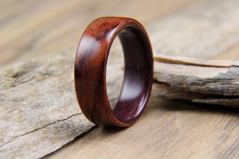 Handgefertigter Bubinga Bugholzring Mit Purpleheart Futter Handgefertigter Bubinga Bugholzring Mit Purpleheart Futter von HeartwoodRingDesigns