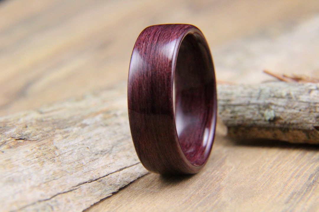 Handgefertigter Purpleheart Holzring Im Bugholzstil Handgefertigter Purpleheart Holzring Im Bugholzstil von HeartwoodRingDesigns