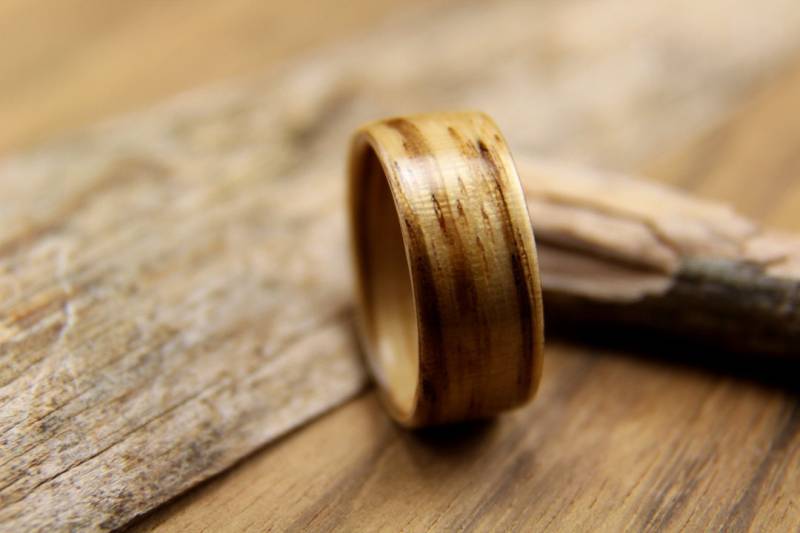 Handgefertigter Zebrano Bugholzring Handgefertigter Zebrano Bugholzring von HeartwoodRingDesigns