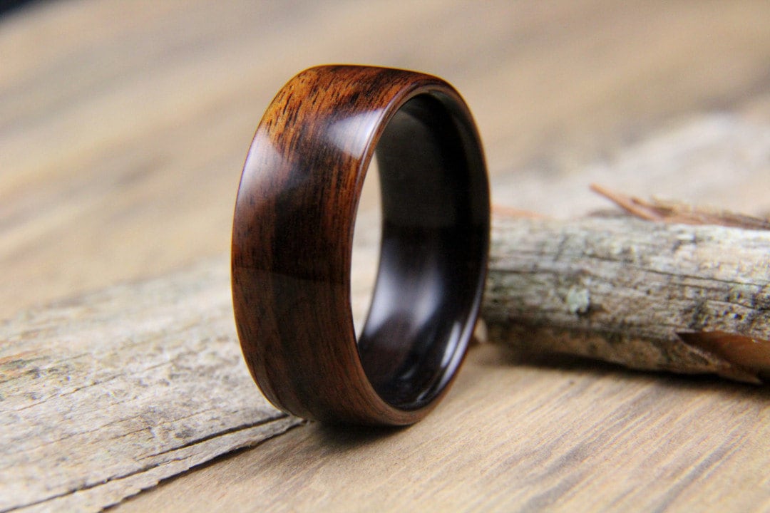 Holzring Santos Rosenholz Gefüttert Mit Makassar Ebenholz Handarbeit Bentwood Ring Holzring Santos Rosenholz Gefüttert Mit Makassar Ebenholz Handarbeit Bentwood Ring von HeartwoodRingDesigns