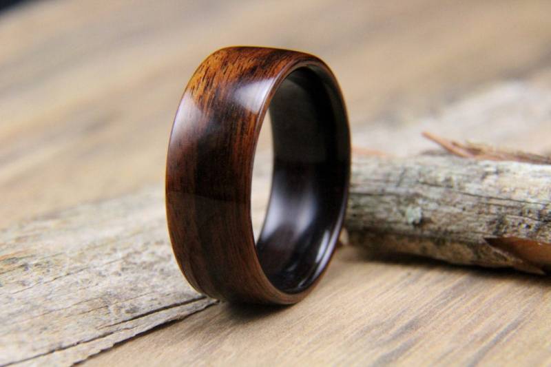Holzring Santos Rosenholz Gefüttert Mit Makassar Ebenholz Handarbeit Bentwood Ring Holzring Santos Rosenholz Gefüttert Mit Makassar Ebenholz Handarbeit Bentwood Ring von HeartwoodRingDesigns