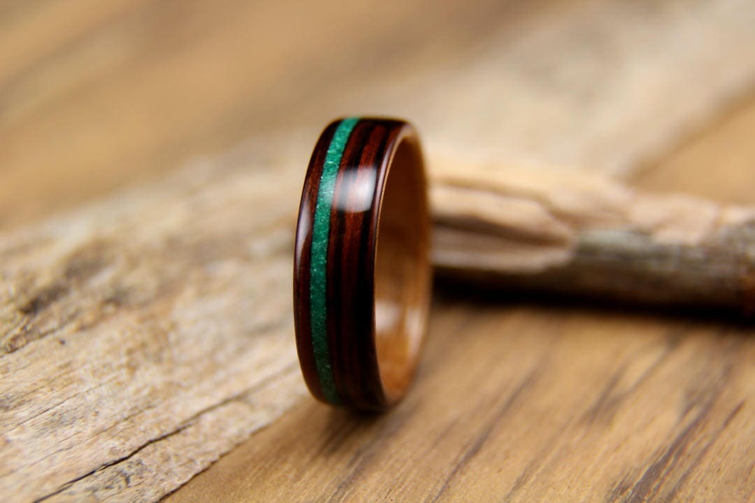 Kingwood Gefüttert Mit Koa Und Offset Malachit Inlay - Handgefertigte Bentwood Holzring Kingwood Gefüttert Mit Koa Und Offset Malachit Inlay - Handgefertigte Bentwood Holzring von HeartwoodRingDesigns