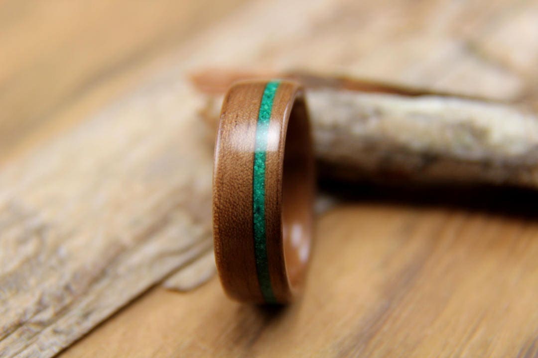 Nussbaum Holz Ring Mit Offset Malachit Inlay Handarbeit Bentwood Nussbaum Holz Ring Mit Offset Malachit Inlay Handarbeit Bentwood von HeartwoodRingDesigns