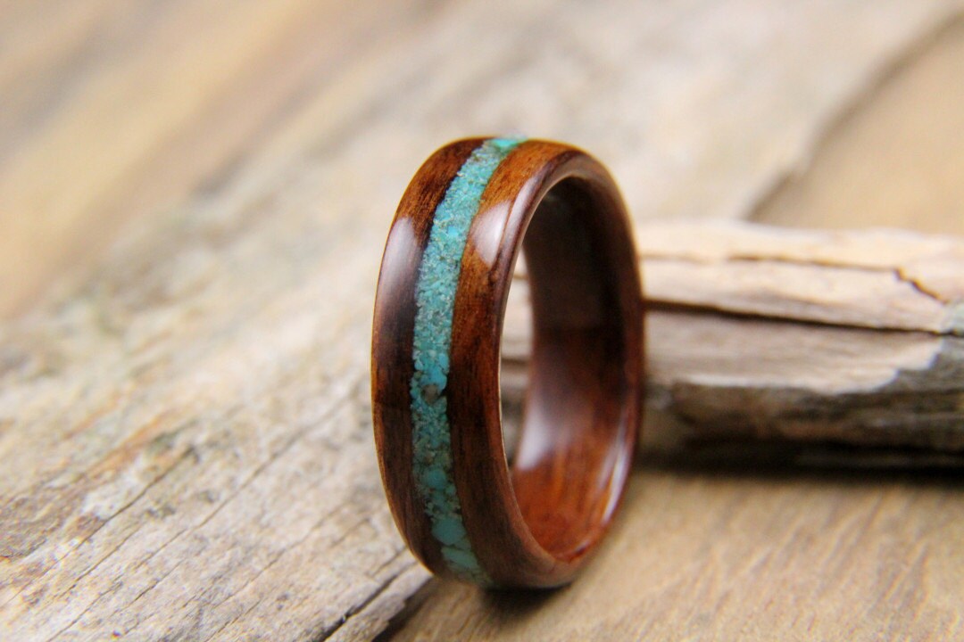 Santos Holzring Aus Palisander Mit Türkis Inlay Santos Holzring Aus Palisander Mit Türkis Inlay von HeartwoodRingDesigns