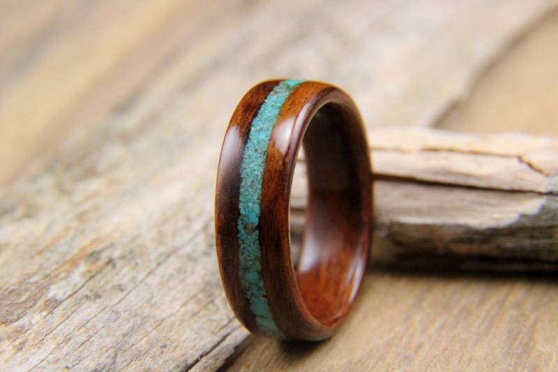 Santos Holzring Aus Palisander Mit Türkis Inlay Santos Holzring Aus Palisander Mit Türkis Inlay von HeartwoodRingDesigns