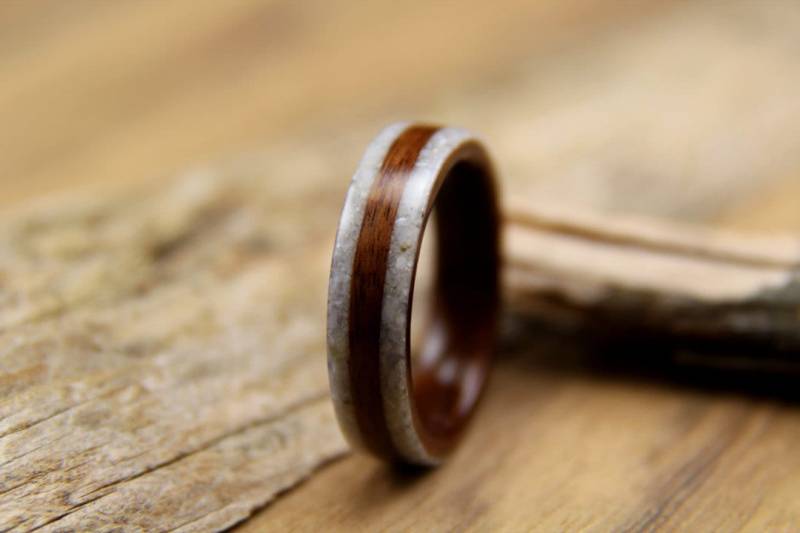 Santos Palisander Bentwood Ring Perlmuttfassung, Handarbeit Santos Palisander Bentwood Ring Perlmuttfassung, Handarbeit von HeartwoodRingDesigns