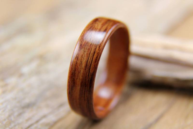 Santos Palisander Bugholz Ring Handarbeit Holz Santos Palisander Bugholz Ring Handarbeit Holz von HeartwoodRingDesigns