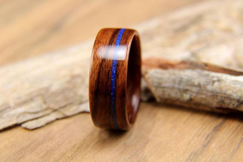 Santos Rosenholz Mit Azurite Und Malachit Inlay Handgefertigte Bogenholz Holzring Santos Rosenholz Mit Azurite Und Malachit Inlay Handgefertigte Bogenholz Holzring von HeartwoodRingDesigns