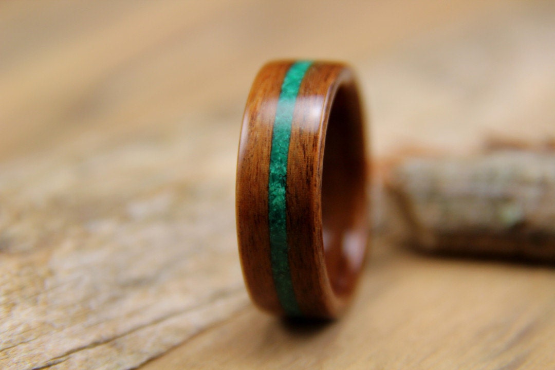 Santos Rosenholz Mit Malachit Inlay Handgefertigter Bentwood Holzring Santos Rosenholz Mit Malachit Inlay Handgefertigter Bentwood Holzring von HeartwoodRingDesigns