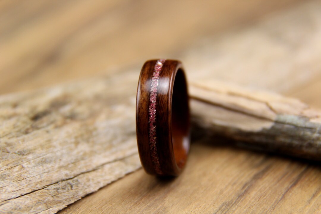 Santos Rosenholz Mit Rosa Glas Glitzer Inlay Brustkrebs Bewusstsein Bentwood Ring Santos Rosenholz Mit Rosa Glas Glitzer Inlay Brustkrebs Bewusstsein Bentwood Ring von HeartwoodRingDesigns