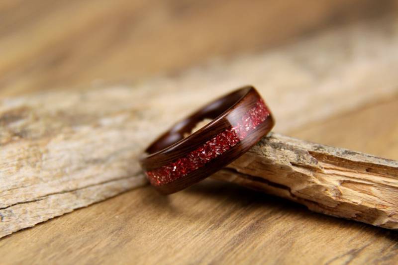Santos Rosenholz Mit Roter Deutscher Glas Glitzer Inlay Handarbeit Bentwood Ring Santos Rosenholz Mit Roter Deutscher Glas Glitzer Inlay Handarbeit Bentwood Ring von HeartwoodRingDesigns