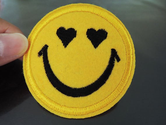 Eisen Auf Patch - Lächeln Gesicht Patches Liebe Augenklappe Gelb Applique Gestickt Patch Nähen-Patch von Heasundries