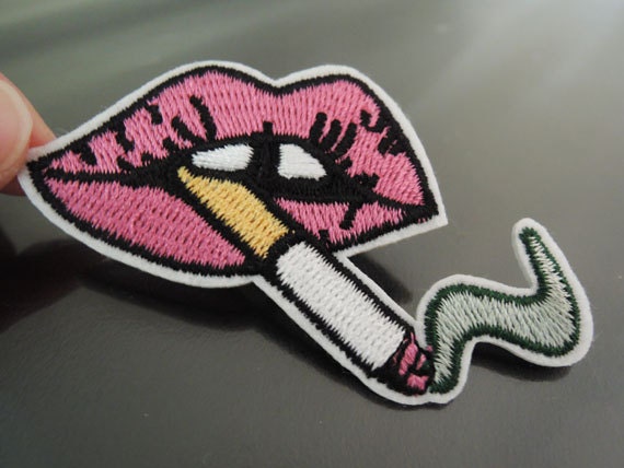 Eisen Auf Patch - Rosa Mund Mit Dem Rauchen Lippe Zähne Aufbügeln Applikation Gestickt Annähen von Heasundries