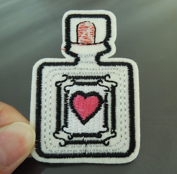Parfüm-Patch-Parfüm-Flasche Mit Rosa Herz Aufnäher Applikation Gestickt Patch Eisen Auf Nähen von Heasundries