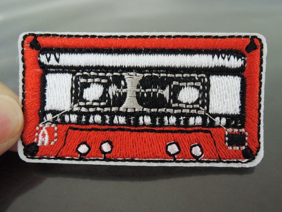 Patch - Rote Kassette Musik Patches Audiokassette Aufbügeln Applikation Voll Gestickt Aufnähen von Heasundries