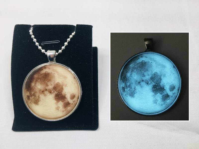 1, 5 "Glow in The Dark Vollmond Silber Anhänger Halskette - Zoll Galaxy Nebula Charm Space 9 Farben Grün Aqua Blau Weiß Orange 1, 5 "Glow in The Dark Vollmond Silber Anhänger Halskette - Zoll Galaxy Nebula Charm Space 9 Farben Grün Aqua Blau Weiß Orange von Heatbish
