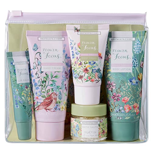 Heathcote and Ivory Flower of Focus Top to Toe Kit | 50 ml Handcreme, 50 ml Körperlotion, 30 ml Fußcreme, 30 g Badesalz und 10 ml Lippenbalsam | tierversuchsfrei und vegan von Heathcote & Ivory