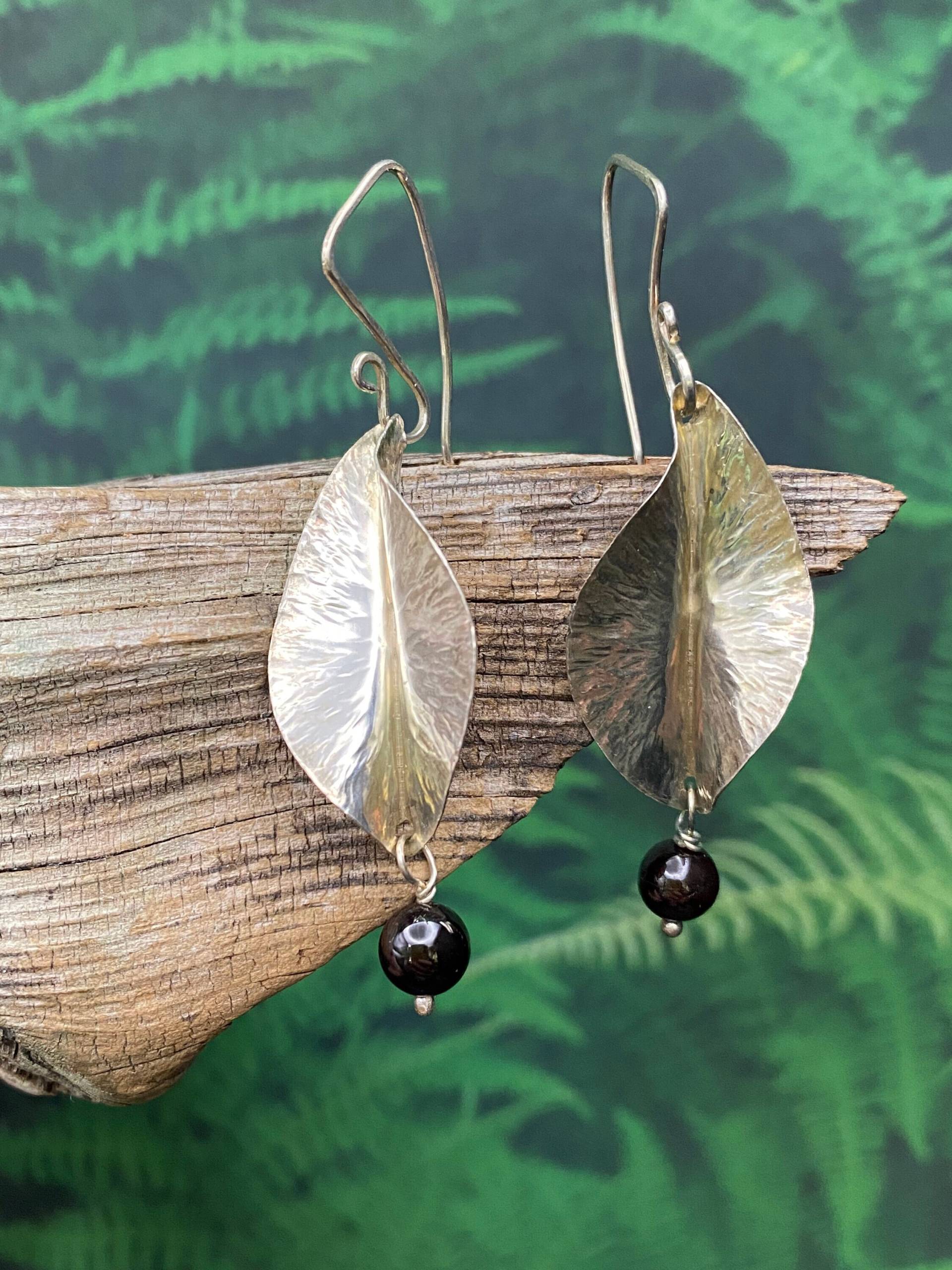 Granat Blatt Ohrringe, Sterling Silber Granat Blatt Ohrringe, Sterling Silber von HeatherEvansArt