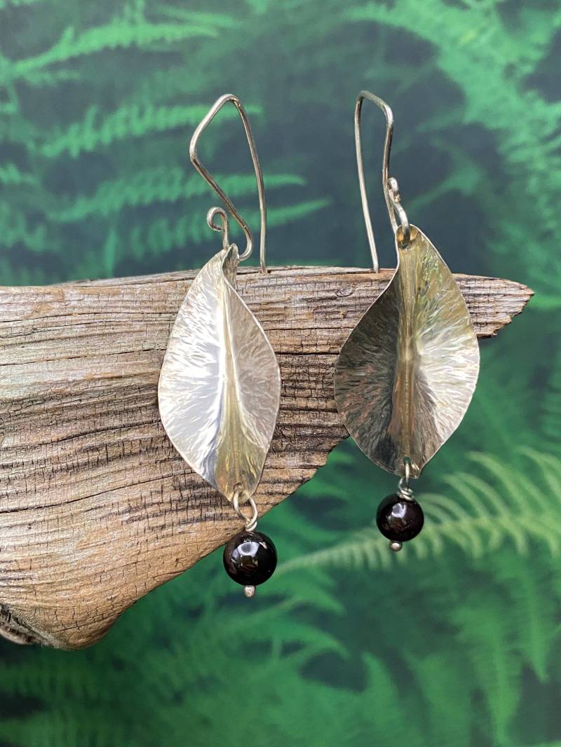 Granat Blatt Ohrringe, Sterling Silber Granat Blatt Ohrringe, Sterling Silber von HeatherEvansArt