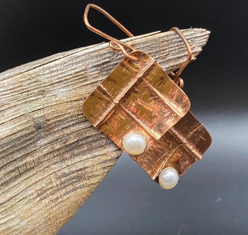 Perlen Und Kupfer Rugged Chic Foldgeformte Ohrringe von HeatherEvansArt
