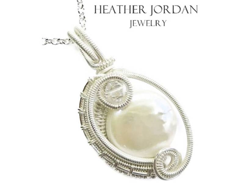 Eleganter Süßwasser Perlen Anhänger Sterlingsilber Draht-Gewickelt Mit Swarovski Kristall Mini-Kreis von HeatherJordanJewelry