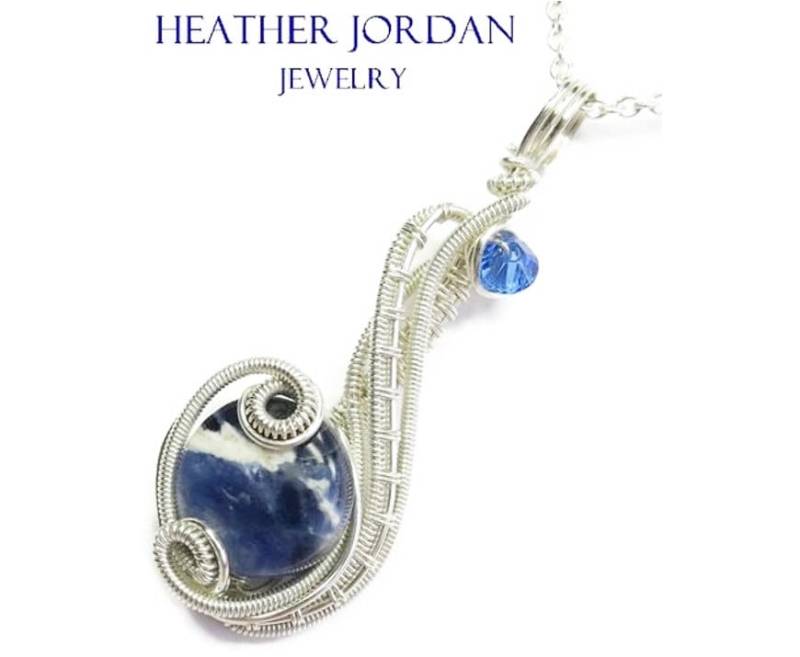 Eleganter Sodalith Anhänger Sterling Silber Wire Wrap Mit Swarovski Crystal Akzent von HeatherJordanJewelry