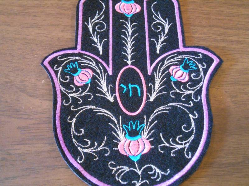 Elegante Chai Und Silber Bestickte Chamsa Aufbügler von HeatherOstrow