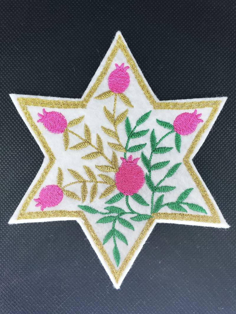 Gold Akzente Rosa Granatäpfel Mit Grünen Und Goldenen Blätter Davidstern Gestickt Eisen Auf Flicken von HeatherOstrow