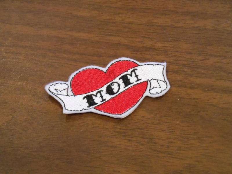 Mini Gestickte Mama Herz Tätowierung Aufbügler von HeatherOstrow