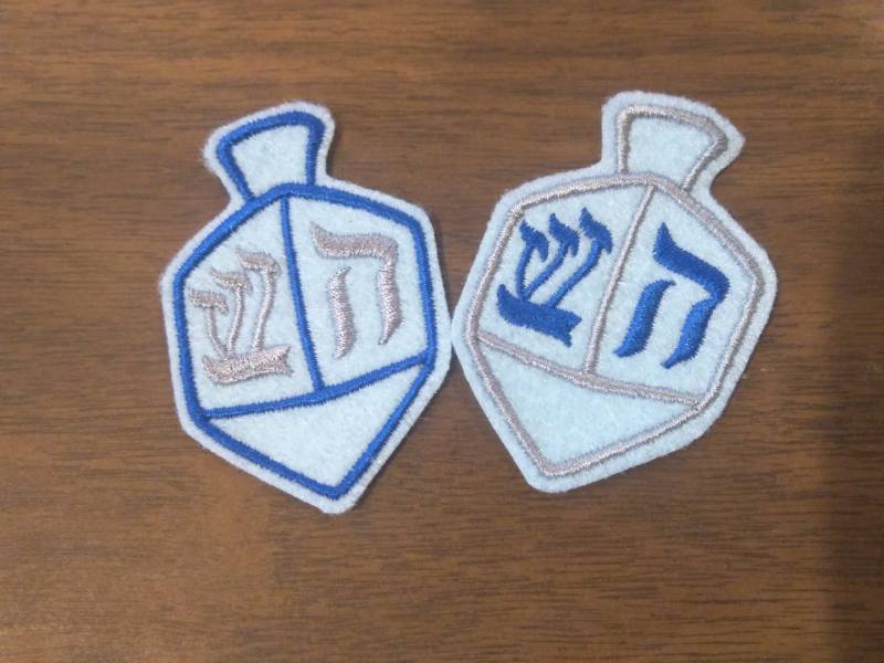 Paar Von Zwei Gestickten Dreidel Aufnäher von HeatherOstrow