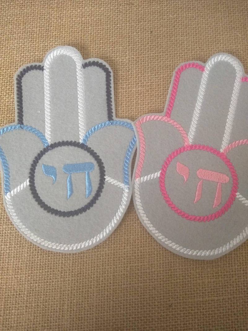 Rosa Oder Blau Auf Grau Bestickten Eisen Hamsa Patch Mit Chai von HeatherOstrow