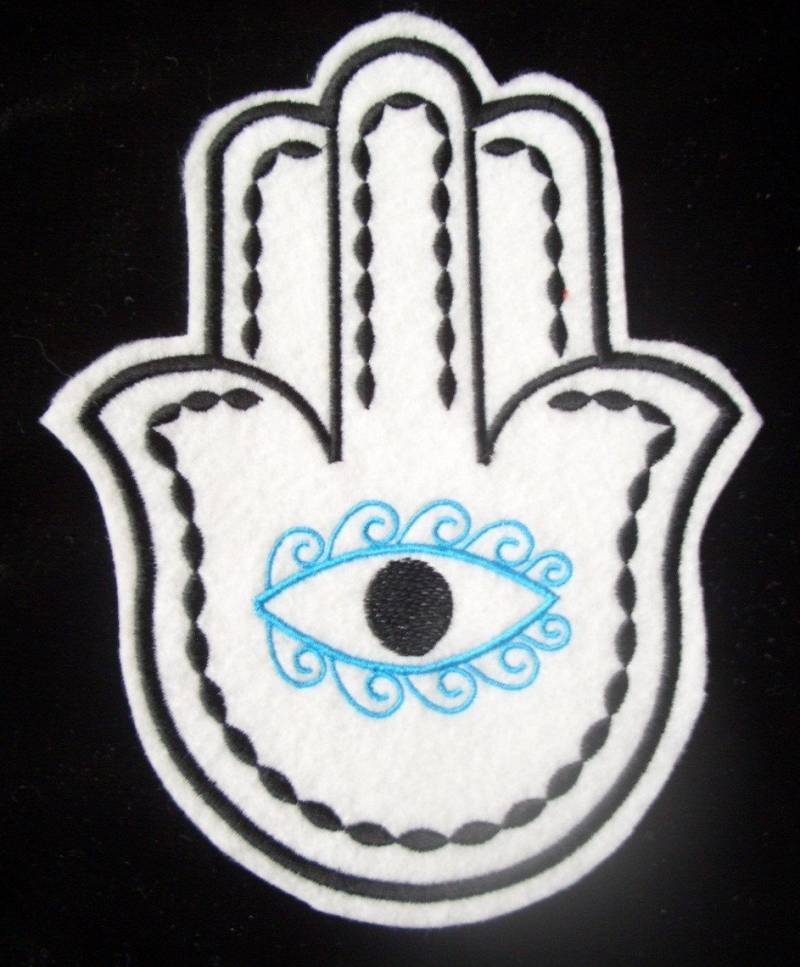 Türkis Und Schwarz Bestickter Hamsa Aufnäher von HeatherOstrow