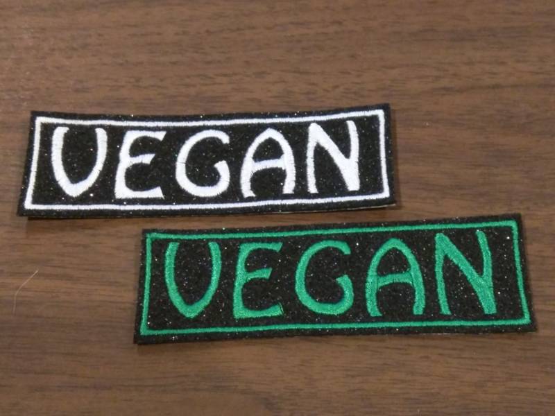 Weiß Oder Grün Bestickt Vegan Auf Prickelnde Eco Filz Aufbügler von HeatherOstrow