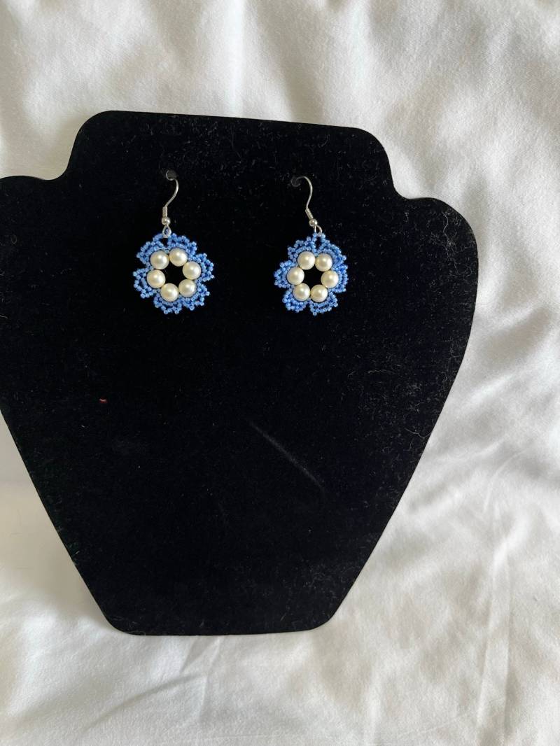 Handgemachte Perlenohrringe - Blaue & Weiße Blume Handgemachte Perlenohrringe - Blaue & Weiße Blume von Heatherhelen75