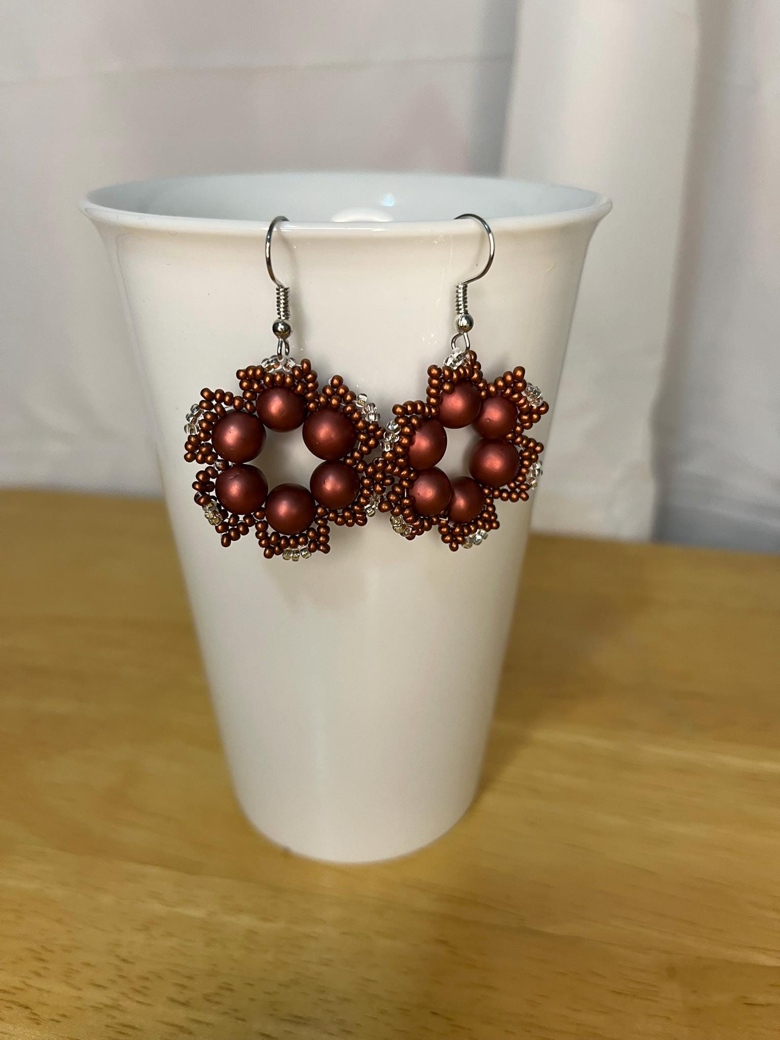 Handgemachte Perlenohrringe - Burgundy Mit Funkelt Blume Handgemachte Perlenohrringe - Burgundy Mit Funkelt Blume von Heatherhelen75