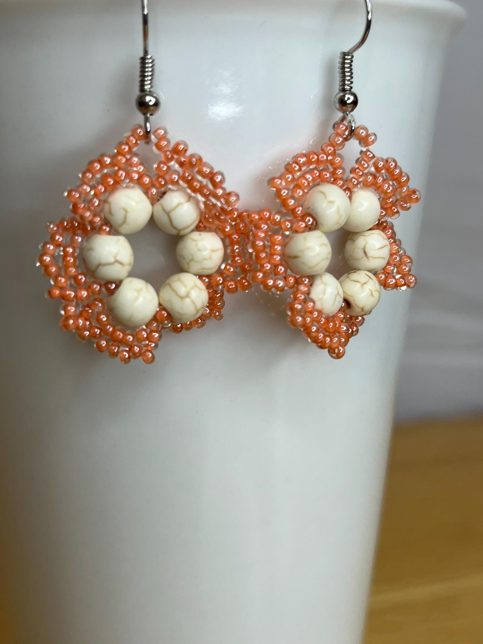 Handgemachte Perlenohrringe - Pfirsich Und Off White Blume Handgemachte Perlenohrringe - Pfirsich Und Off White Blume von Heatherhelen75