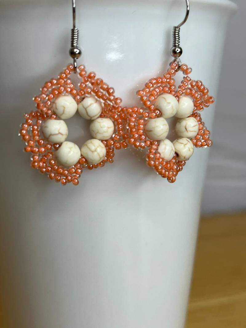 Handgemachte Perlenohrringe - Pfirsich Und Off White Blume Handgemachte Perlenohrringe - Pfirsich Und Off White Blume von Heatherhelen75